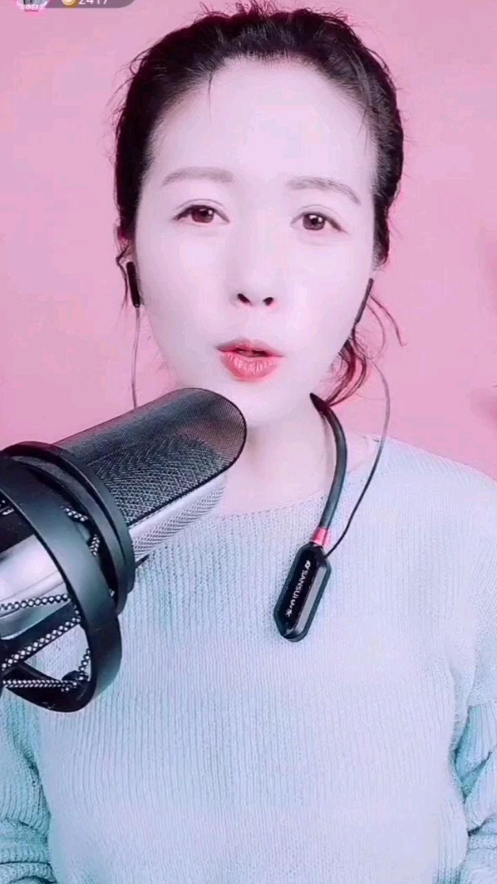 @花椒热点 高姐的“策马奔腾”差点火候#花椒星闻 #花椒好声音 #新星势力 
    上次提到了高姐，相信这一回再次提起就不会觉得有那么的奇怪了? 。今天说的高姐依然是@小伊好运 ，高姐小伊好运是多才多艺的，不仅仅是会拉二胡，而且是唱歌跳舞也都是会一段的，至于说跳舞目前不方便展示，会在以后的直播中陆陆续续的进行展示。所以就是敬请期待高姐的舞蹈吧，暂时欣赏一下她美妙的歌声，说美妙的歌声还是有点略显不足哈? 。
   没想到高姐@小伊好运 来了一首《孝庄秘史》的主题曲《你》，这首歌听过好几个版本，也是只有屠洪