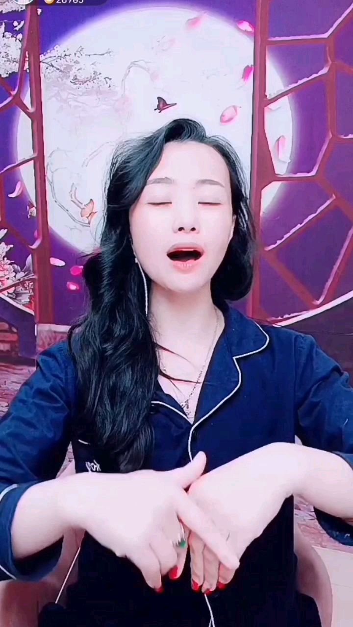 @花椒热点 成功不是偶然，她就是最美的玫瑰花?#花椒星闻 #主播荣耀  
    对于主播来说最为难得是坚持，不是时间上的耗着而是不断的沉淀自己厚积薄发。也许有的主播会怨天尤人，但是不经彻骨寒，哪里来的梅花扑鼻香呢？一个直播了六年的美女主播@利姐爱唱歌 ，现在能够在花椒坚持六年的主播性感是寥寥无几了吧。她的励志故事可能三天三夜也说不完，她是“努力后才看到了希望，而不是有了希望才去努力”。
    以前经常看到的是@利姐爱唱歌 唱歌，虽说不是专业的，但是有着自己的味道，有着成熟女人特有的魅力。直播的六年里她