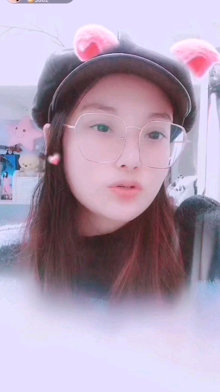 @花椒热点 被忽视的音乐才女#花椒星闻 #花椒好声音 
    偶然间发现还有这么一位音乐才女～@?歌者?酸石榴 ，当时也是被她的名字酸石榴吸引。走进直播间时酸石榴正在说一些唱歌的技巧一个字一个字的。对于酸石榴很多人可能都不是很清楚的，真的是觉得她是被忽视的音乐才女了，唱歌的味道也是与众不同的，只是没有在热门上看到她，但是这并不能埋没她的才华。
    来简单看看@?歌者?酸石榴 ：她是一位唱作型歌手，代表作品由本人作词作曲及演唱的歌曲［永不止步］电影【永不止步】片尾曲；2017年出演电影《永不止步》饰演