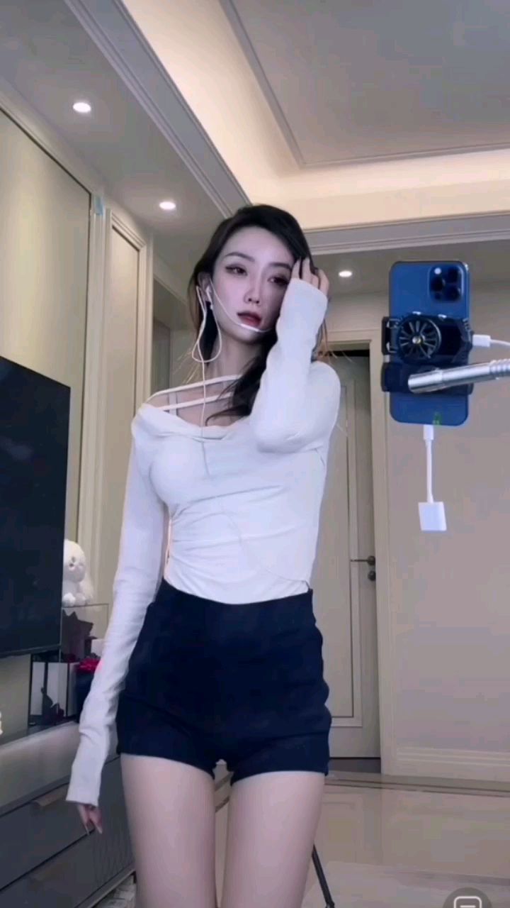 璐璐很乖啦人气92粤语/杨杨人气77聆听78细语93人气阿浩168