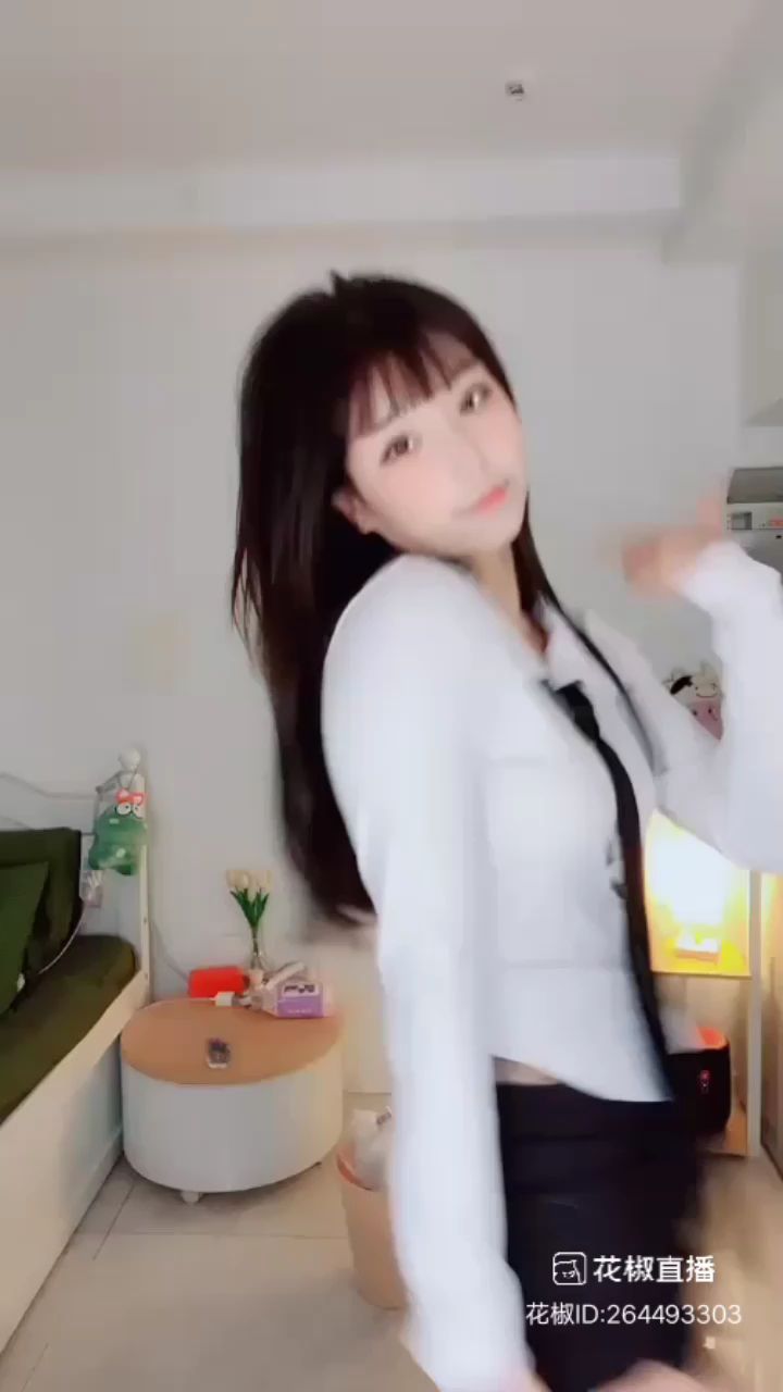 #花椒星闻 #花椒热点 #节目快讯 来自重庆沙坪坝的@毒药很甜? 是位舞蹈新人，她的这曲#黑桃A 舞动的极具动感，肢体协调能力强，很好的掌控了动作节奏，摇动头发是她的自创动作，彰显了@毒药很甜? 的青春活力，让人看得心驰神往，恨不得跟着@毒药很甜? 小姐姐的节奏摇摆，#新人报道请多关照 ，请大家支持舞蹈新人@毒药很甜? 。