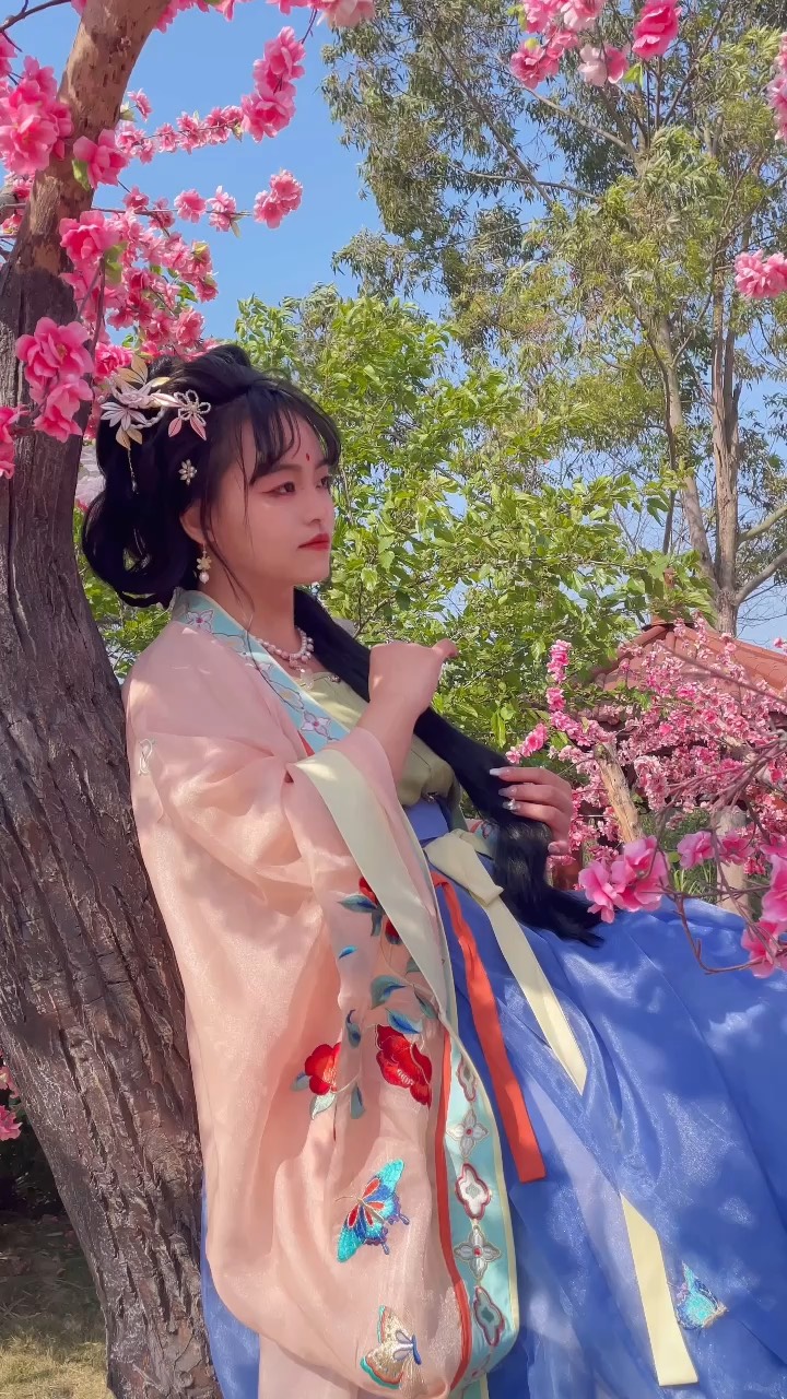 春风一笑百花开， 蝶飞蜂舞觅香来，东莞观音山相遇即是缘#带上花椒去旅行吧 #拍一拍晒出来 #打卡今日份快乐 #颜值+ #东莞观音山 #萌萌旅游 