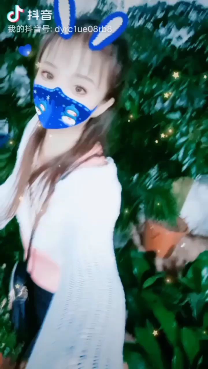 不需要买多贵的衣服合身就好，不需要买多贵的化妆品补补水就好?
不攀比，工作努力就好?