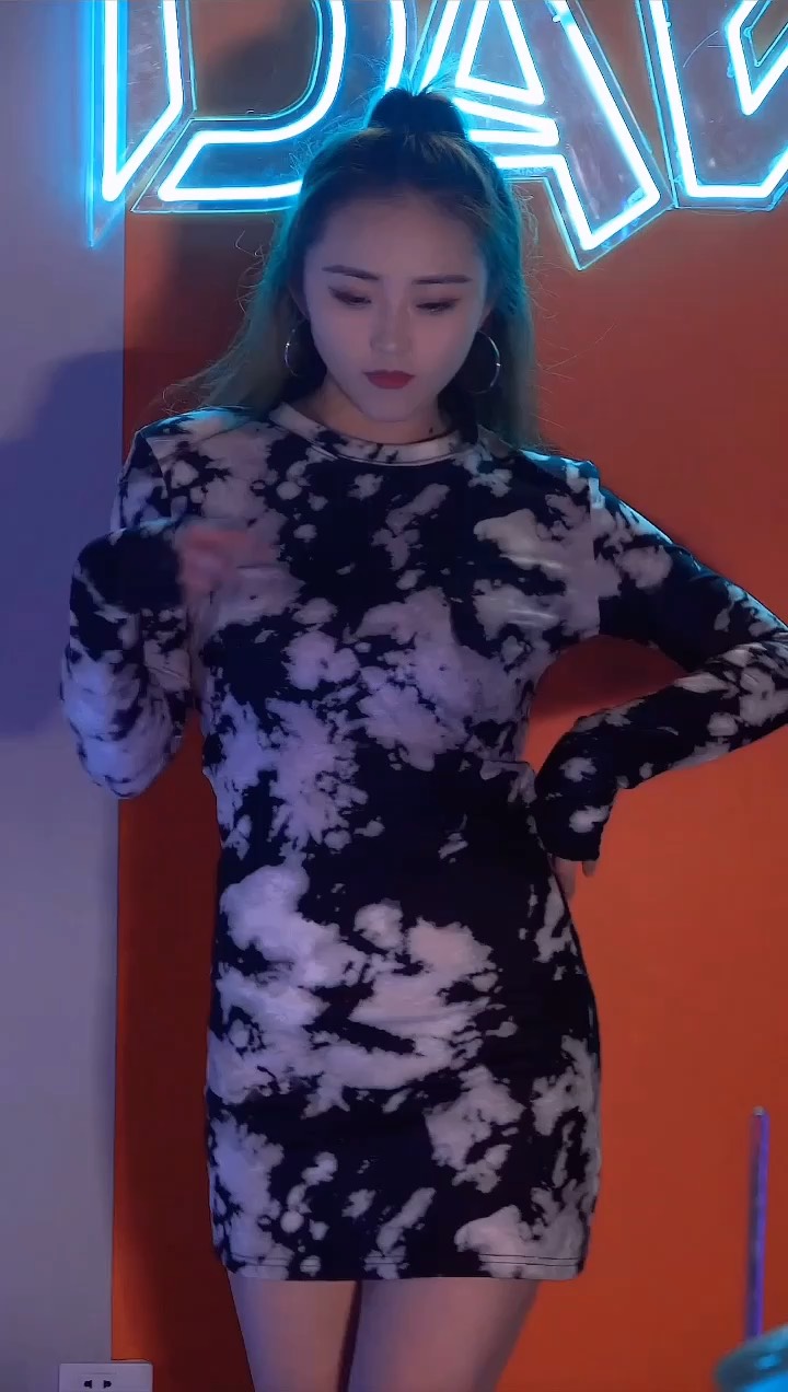 报告??‍♂️闺蜜明天结婚??这两天会比较忙 就不播哦
我们过两天见哈?