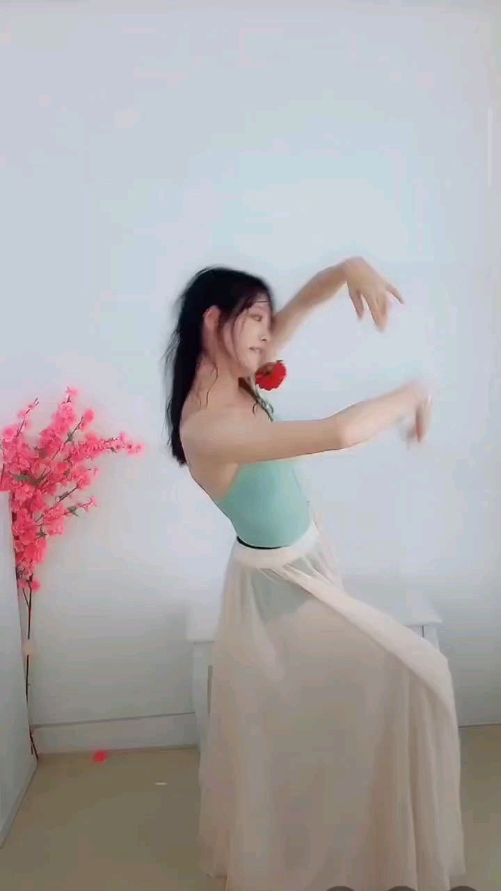 @花椒热点 #花椒星闻 #节目快讯 
有大哥欣赏肯定火得快

    一个?人气一下就旺盛起来了，@9@Coffee大哥的?一下引燃直播间的热度，7.28中午13.39红包引来好多板友们，真爱粉从25一下飙升113，红包过后人气值基本上保持4000左右，蛮正常的

   是的，你已进入纯新舞蹈主播直播间，跳舞达人，芭蕾舞，古风，民族舞，古典舞，现代舞，爵士舞还会钢琴，偶尔也会唱几句，可谓能歌善舞，这曲《神话》舞蹈，出神入化，舞姿优美，重点是全身柔软有弹性

      前几天在她直播间欣赏过她的纯真直爽的