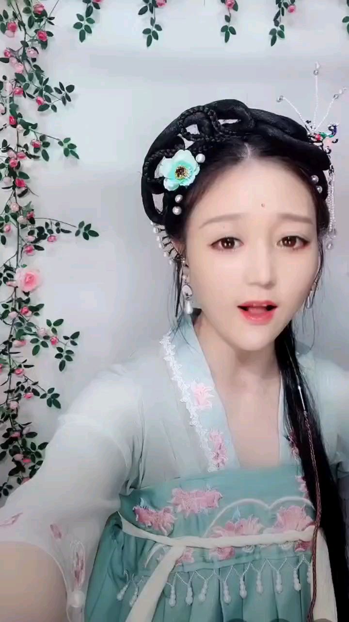 @花椒热点 #花椒星闻 #节目快讯 
七夕节你能坚持直播我能一如既往的听歌

      8月4日（七月初七），中国传统节日，文化底蕴浓浓的，对于单身狗的吃瓜群众能干啥去呢？你坚持唱歌我就陪你，听听她@福小团iii唱歌?️ 的歌，福建龙岩的方言版，不吃亏的，极品音乐达人，闪耀新星，金曲赛都有过身影

    她动态里的歌单，每天去点两首，小半年都够了，每没直播都喜欢穿古装服的小仙女，魅力女神的气质，一付好声音又可爱的灵魂歌手，关注她@福小团iii唱歌?️ ，从此听歌不犯愁，您说是不是呢？元芳，没毛病！

