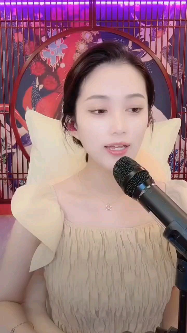 @花椒热点 #花椒星闻 #节目快讯 
@黄一忆 是什么样的机灵鬼

    @黄一忆 能歌善舞，人气高，这和她的多才多艺,还有她娇美的容貌都分不开,更何况@黄一忆 还有有趣的灵魂!关注她一个就够了，毕竟颜值高、歌声美、舞蹈媚！歌曲调轻快，给人营造出一种就像在马戏团的感觉,轻快的节奏,歌词里的迷茫，给人的感觉就好像是一头被训服的象滑稽又无奈的站在圆球上手足无措的黑色幽默。

  她@黄一忆 声音甜美就像她给人的感觉一样，在@黄一忆 的歌声里，我差点忘记欣赏@黄一忆那治愈系的甜美的外表!如果不是看到她的名字，