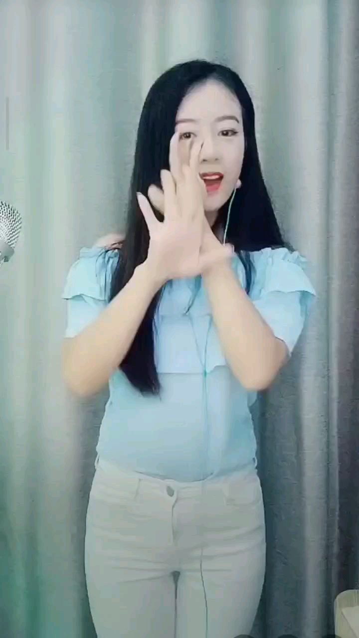 @花椒热点 #花椒星闻 #节目快讯 
@手舞女孩丽丽 带着她的手舞来到了花椒直播

    在花椒直播里，手舞的主播屈指可数，确实很少，萌新@手舞女孩丽丽 此时此刻来到了花椒直播，给大家带来了不一样的视觉感受，人美歌甜会翻唱的小仙女，，女神的气质，萌新主播很值得咱们的关注
你敢想象嘛，这么温柔甜美的手舞女孩，唱起歌来那么天籁之音，手舞也是那样的恰到好处，处处绽放着年轻的气息，灵活多变的手舞时时刻刻总让你陶醉不已，@手舞女孩丽丽 绽放着花一般的美
    @手舞女孩丽丽 还是一个爱微笑的大美女，是一个敢于奔