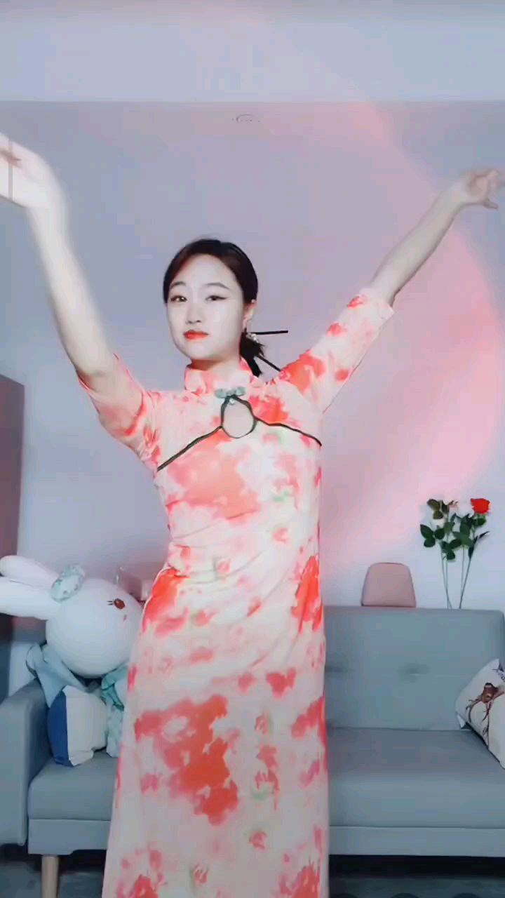 @花椒热点 @诗傲菲?.16888? 10.1闻歌赶舞，《我爱你中国》#花椒星闻 #节目快讯 

   2022年10月1日过了两三天，回味囯庆庆祝的那些歌舞，想起了偶遇的@诗傲菲?.16888? 可谓是闻歌起舞《我爱你中国》，舞姿优美的旋律，沁人心脾

   @诗傲菲?.16888? 四川宜宾,才女佳人,曾经是老师,现在是全职主播,优秀跳舞达人,精通古典舞、爵士舞、韩舞等。喜欢能歌善舞，会画画的@诗傲菲?.16888? 点关注，不迷路，有空常来她直播间，欣赏婀娜多姿，精彩舞蹈表演，聆听美妙音乐,；@诗傲