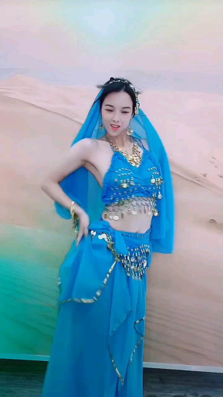 #花椒星闻 @花椒热点 #节目快讯 
一大早，魂就被勾专了

    今天一大早醒来，受到想欣赏舞蹈的思想驱动，划到了@梦璃? 直播间，优秀跳舞达人正在《天竺少女》，服装太“爆”了，吸引眼球而驻足5分钟，哈哈

    作为一个新人主播，太努力了，每次下播后就去上舞蹈课，不求最好，只求每一天更上一层楼，每一场直播，总有不重样的舞蹈，如果未能及时回复您，那一定是她仍在努力中，请理解别怪罪哦

     每一天都保持小仙女的气质，呆萌得可爱的女神，拥有性感的好身材，难怪异域风情的舞蹈能那么迷人眼，能歌善舞更能