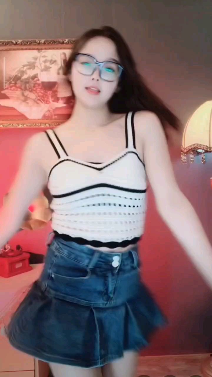 @花椒热点 #花椒星闻 #节目快讯 
今天就要“嫁给你了”吗？

   你还沉浸在@南一? 的舞蹈时，我已在聆听她的歌曲《今天就要嫁给你了》，就是气道还木有完全打开的那种，清纯唯美还有点青涩的样子，今天的着装更显精力充沛，身体健美

     跳舞唱歌，pK，快乐三步曲，快乐开心有你有我也有他，直播间氛围乐趣多多，甜美可爱，有初恋对象感觉的小清新@南一? 总能让你倍感亲切的舒坦，一天好心情就此开始了

    她的歌唱得不怎么滴，而声音却超级好听，试想下，气道完全打开后，她的歌声与微笑会有多迷人，本来就有